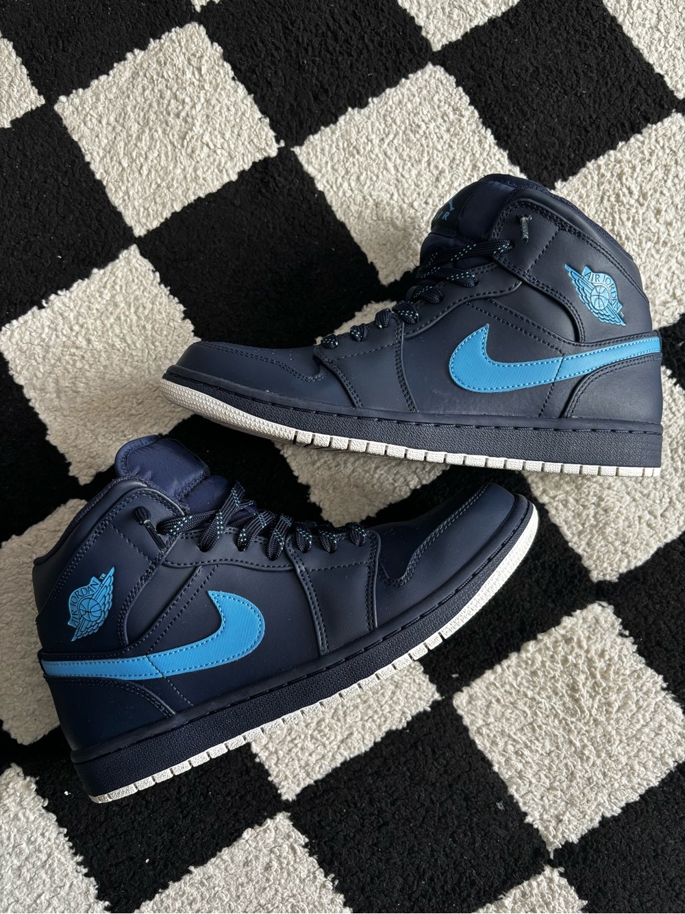 Air Jordan 1 Retro Mid Obsidian University Blue
